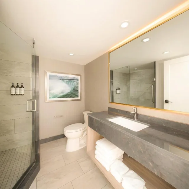 2 Rooms, Premium, Suite, 1 King and 2 Queen Beds, Falls View، Embassy Suites By Hilton Niagara Falls Fallsview 2/2