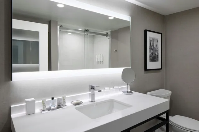 جناح، Toronto Airport Marriott 4/7