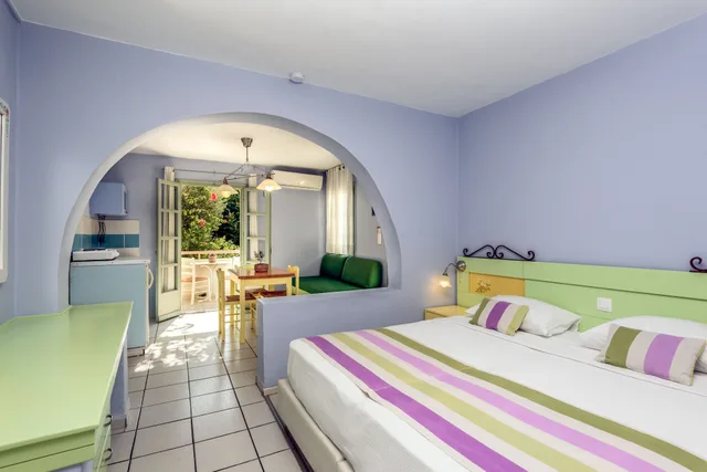 Studio, Queen Bed, Street View, Sofa، Nissia Kamares Hotel Apartments 2/10
