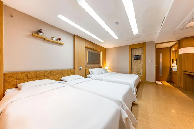 غرفة غراند بسرير مزدوج، Friendly Dh Naissance Hotel By Mindrum Group 3/8