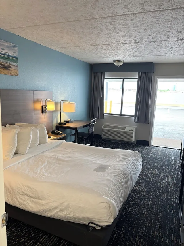 Room, Queen Bed, Building 2, Accessible, Baymont by Wyndham Petoskey 1/6