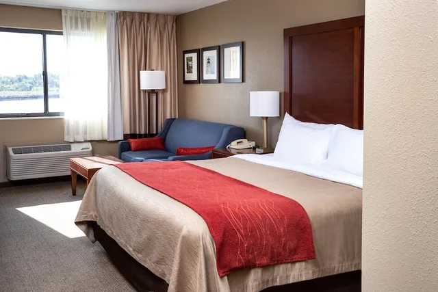 Standard, King Bed, River View, Sofa, Comfort Inn River's Edge 5/10