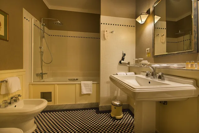 جناح فاخر بسرير مزدوج، Marrol S Hotel 2/2