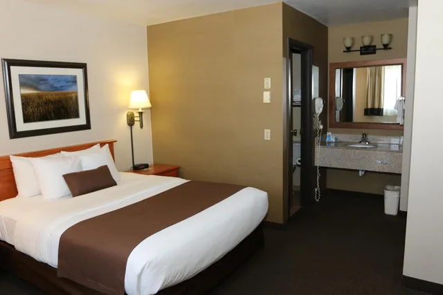 1 Queen Bed - Mob Acc RI Shwr Nsmk Micfridg، Motel6 Minot, ND 1/10