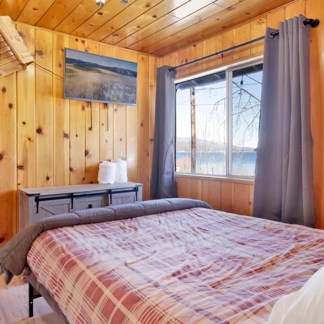 2 Bedrooms, House, King Bed، Sunrise Lakefront Family Cabin by Big Bear Vacations 3/6