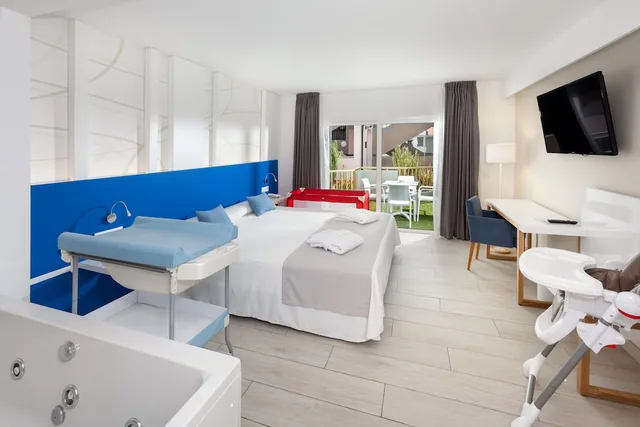 جناح عائلي بسريرين منفصلين بغرفة نوم واحدة مع أريكة، Playaolid Suites And Apartments 1/2