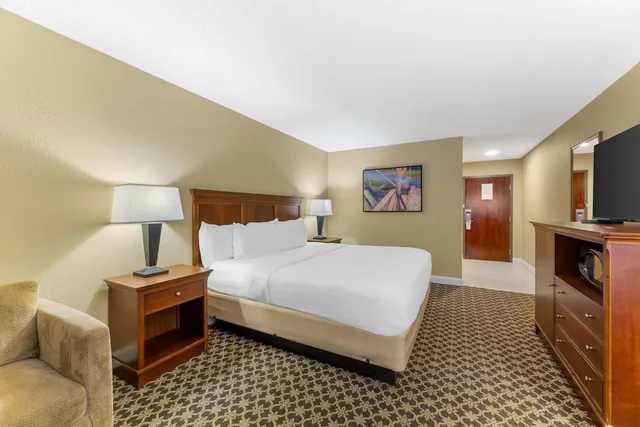 غرفة قياسية بسرير كينج مع أريكة، Best Western Plus Wooster Hotel & Conference Center 5/10