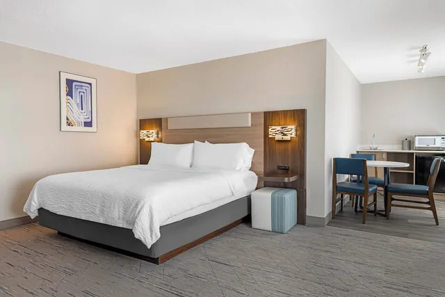 Standard, King Bed, Extra Floor Space، Holiday Inn Express St. Croix Valley 1/2
