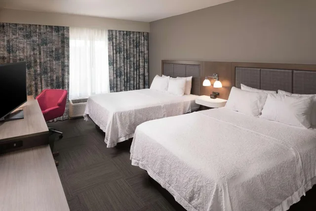 غرفة بسريرين كوين بحوض استحمام لذوي الإعاقة، Hampton Inn & Suites Asheville Biltmore Area, NC 2/3