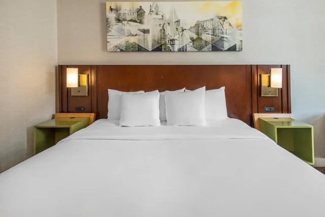 غرفة بسرير كوين في الطابق الأرضي لذوي الإعاقة، Comfort Inn Sudbury East 1/5