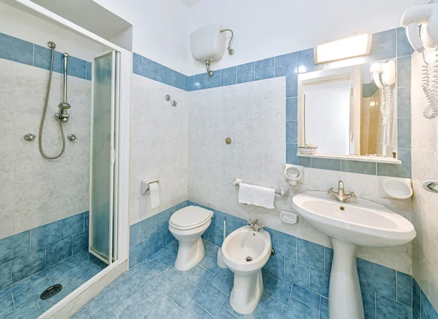 غرفة بسرير مزدوج أو سريرين منفصلين بإطلالة على البحر، Hotel Galidon Terme Ischia Village 2/2