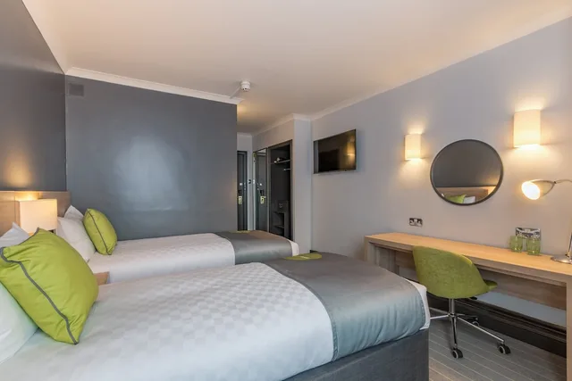 غرفة عائلية بسرير مزدوج وسرير فردي، Thistle Express London Luton 4/10