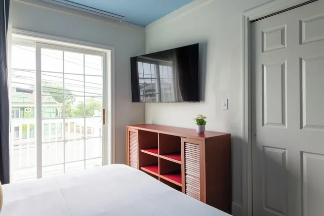 جناح بسريرين كوين بشرفة بغرفتي نوم مع أريكة، Ogunquit Hotel 9/10