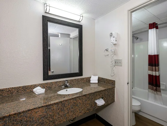 Superior, King Bed, Red Roof Inn Bloomington - Normal/University 4/5