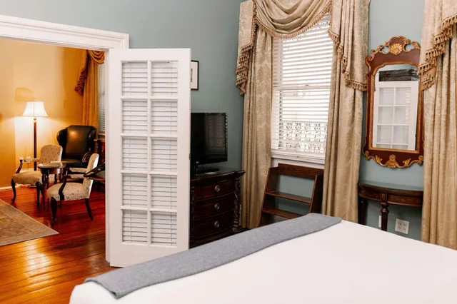 Suite, The Marshall House 3/6