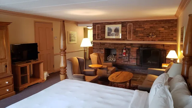 Suite, Queen Bed, Jetted Tub, Main Floor، Ramada By Wyndham Pinewood Park Resort North Bay 3/5