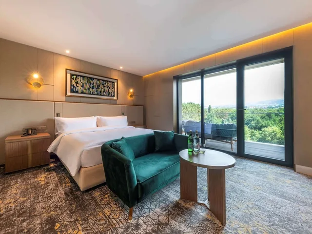 جناح غراند بانورامي بسرير كينج بإطلالة على الجبل، Swissotel Wellness Resort Alatau Almaty 2/6