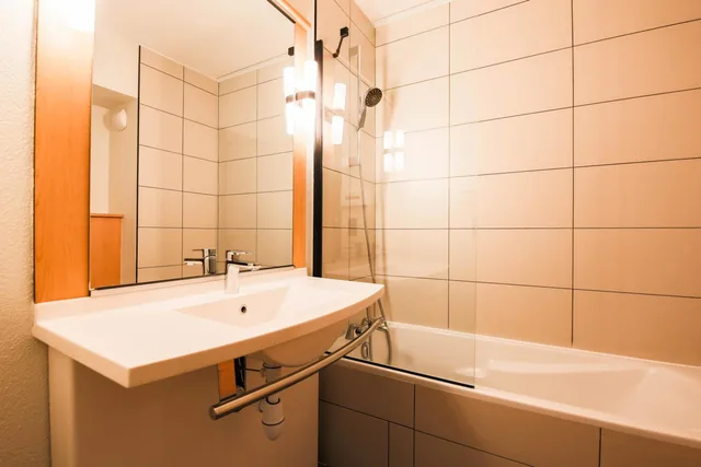 Family, Quadruple, Bunk Beds, Bathtub, easyHotel Nice Old Town 7/9