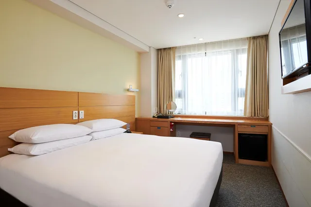 Standard, Double Bed, with View, Siam Tower، Nine Tree by Parnas Seoul Myeongdong 1 1/2