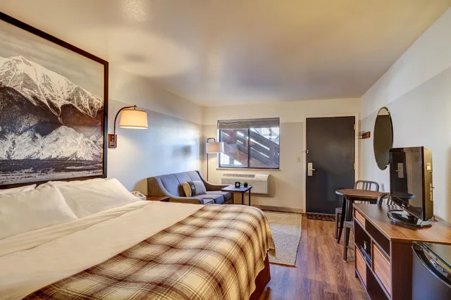 Meadow, King Bed, Sofa، Loyal Duke Lodge 4/5
