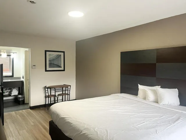غرفة بسرير كينج لغير المدخنين بمطبخ، Motel6 Charlotte, NC – Airport South 2/5
