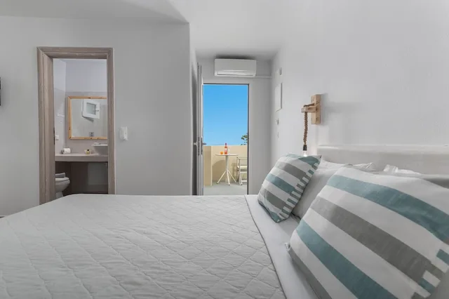 غرفة بريميوم بسرير مزدوج بإطلالة على البحر بجاكوزي، Gizis Cliffside Suites 1/5