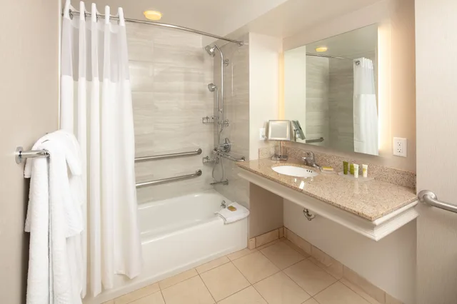 Deluxe, 2 Queen Beds, Accessible, Hilton Madison Monona Terrace 2/4