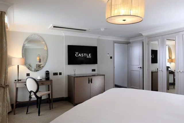 جناح جونيور، The Castle Hotel Windsor 3/4