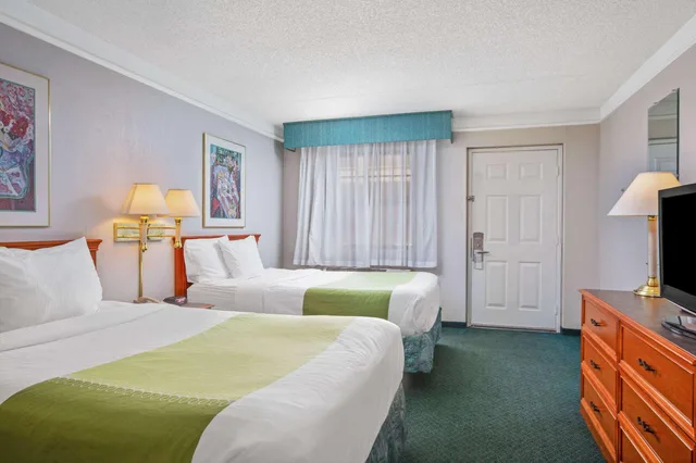غرفة ديلوكس، Days Inn by Wyndham Reno 2/2
