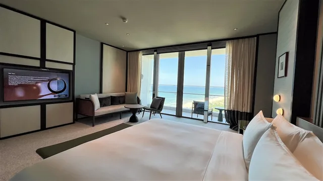جناح بريميير بسرير كينج بإطلالة على البحر، New World Hoiana Beach Resort 1/7
