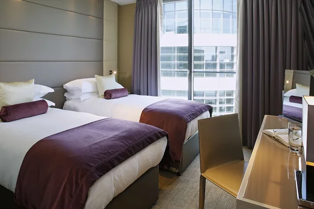 2 Bedrooms, Luxury, Apartment, King and Twin Beds, Tower View، Cheval Three Quays 2/3