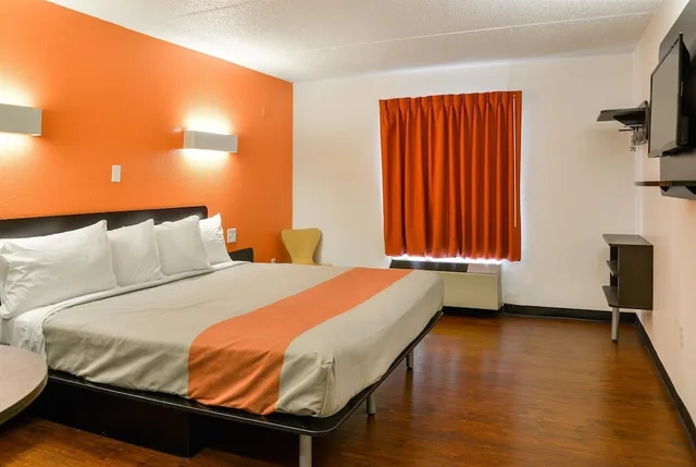 غرفة ديلوكس بسرير كينج لذوي الإعاقة، Motel6 Toledo, OH 1/10