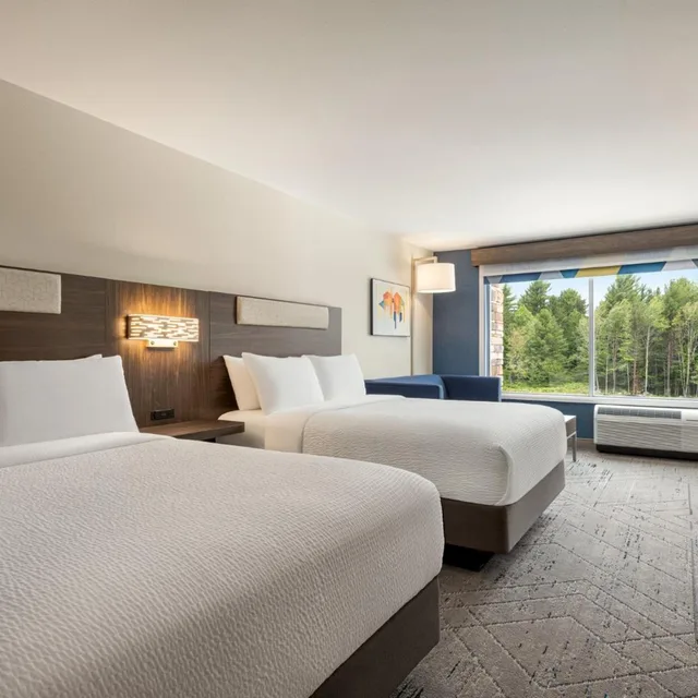 جناح بسرير كينج وسريرين كوين، Holiday Inn Express & Suites Rhinelander, an IHG Hotel 3/5
