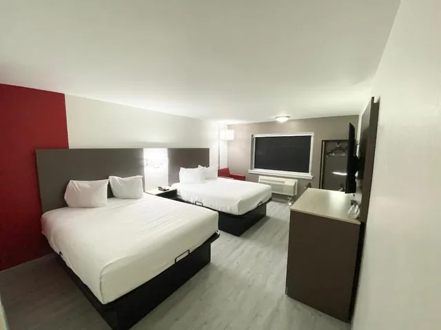 Room, 2 Queen Beds, Exterior Entrance, Ramada By Wyndham Tuscaloosa 3/10