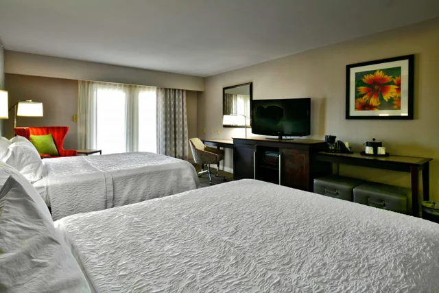 2 qns balcony mobility access tub nonsmoking، Hampton Inn & Suites Fredericksburg 3/3