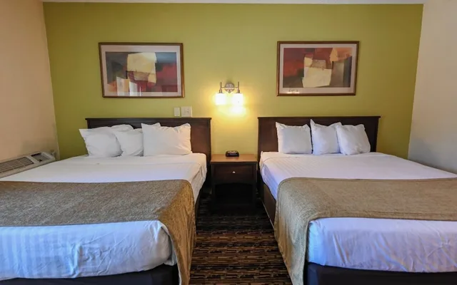 غرفة بسريرين كوين بمطبخ صغير، Baker Apos S Sunset Bay Resort 2/4