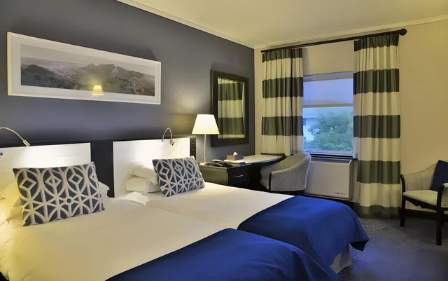 Deluxe, King Bed, The Commodore Hotel 2/4