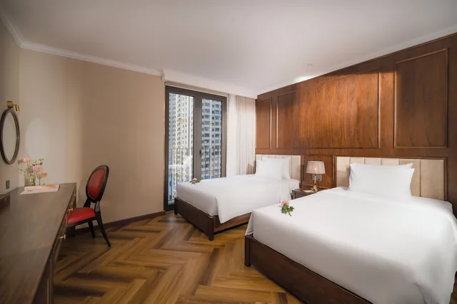 غرفة ديلوكس بسريرين منفصلين بإطلالة على المدينة بشرفة، Golden Lotus Luxury Hotel Da Nang 3/7