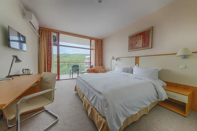 غرفة بسرير كوين بإطلالة على البحر بشرفة، Apollo Resort 2/8