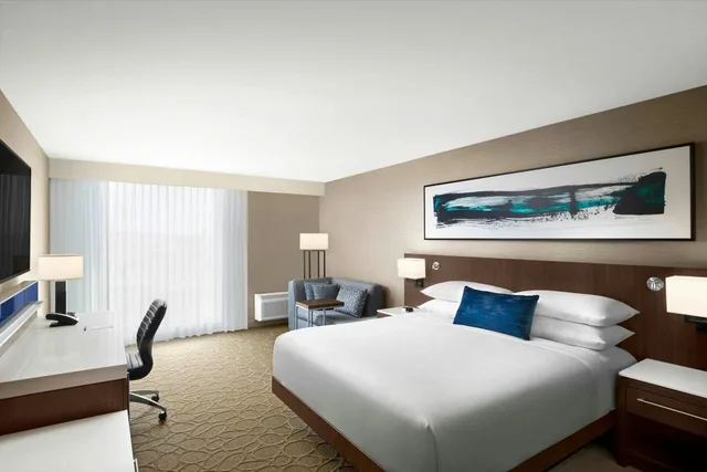 غرفة بسرير كينج بإطلالة على المدينة بشرفة، Delta Hotels By Marriott Thunder Bay 1/2