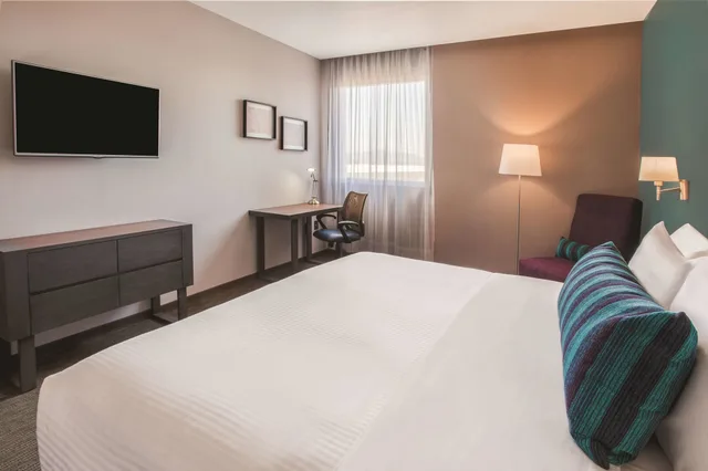 غرفة بسرير كينج لذوي الإعاقة، La Quinta by Wyndham Aguascalientes 1/3