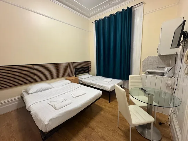 غرفة ثلاثية بسرير مزدوج وسرير فردي، Anwar House 2/10