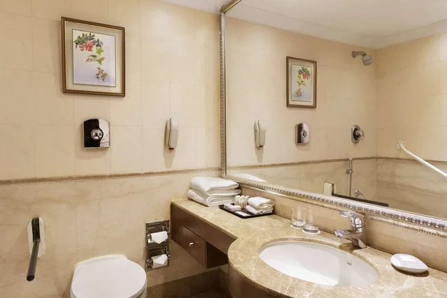 غرفة بسرير فردي لذوي الإعاقة، Ramada Plaza by Wyndham JHV Varanasi 3/3