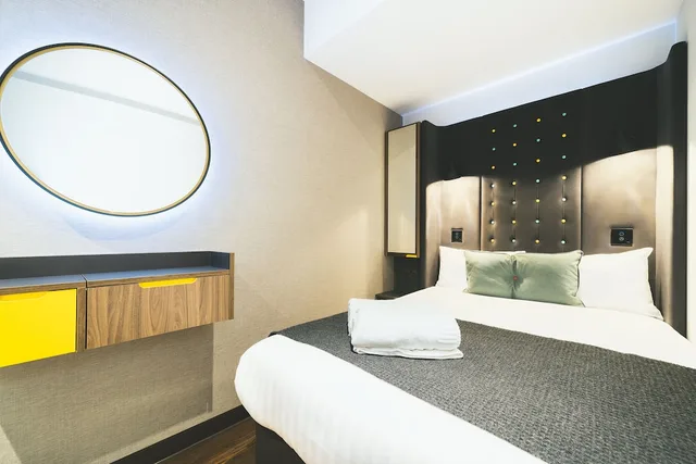 Cozy, Double Bed, No Window، Point A Hotel Paddington 3/9