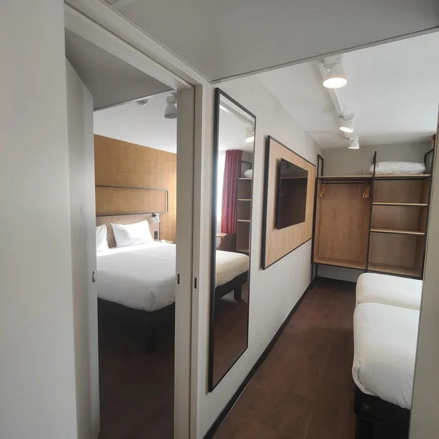 غرفة متصلة بسرير مزدوج وسريرين منفصلين، Kyriad Paris Nord Porte de Saint Ouen Formely Alliance Hotel Paris Porte de Saint Ouen 18/20