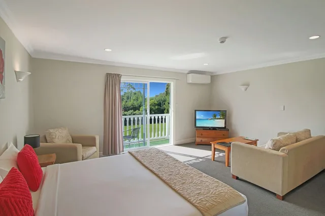 استوديو ديلوكس بسرير كينج بإطلالة على الحديقة بحوض جاكوزي، Kerikeri Park Lodge 3/4