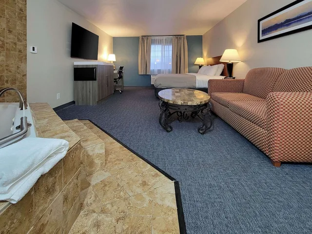 جناح بسرير كينج بحوض جاكوزي، Quality Inn Port Orchard, WA 6/10