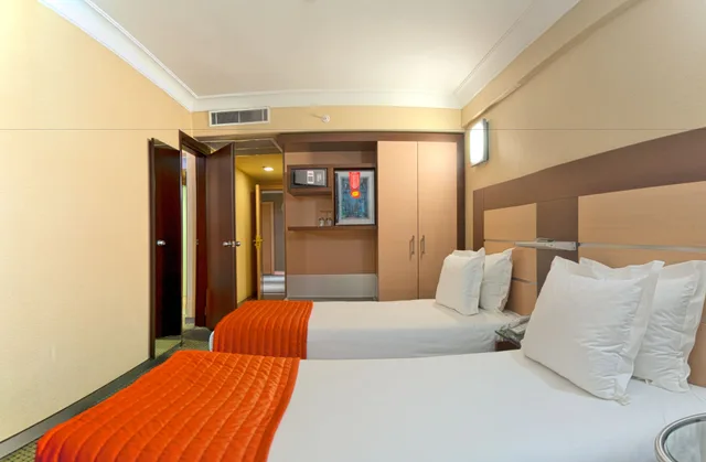 Standard, Twin Beds, Lamartine 1/7