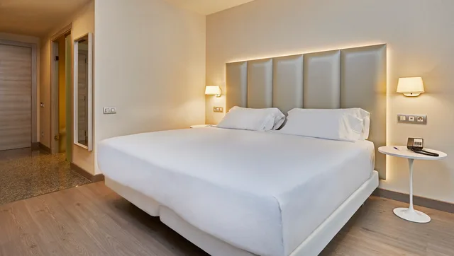 Standard, Double Bed, with Child Extra Bed, Hesperia A Coruna Centro 1/2