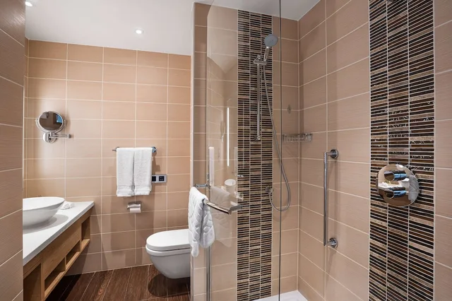 غرفة بسرير كوين مع أريكة بحوض استحمام، Hilton Garden Inn Dubai Mall Avenue 4/5